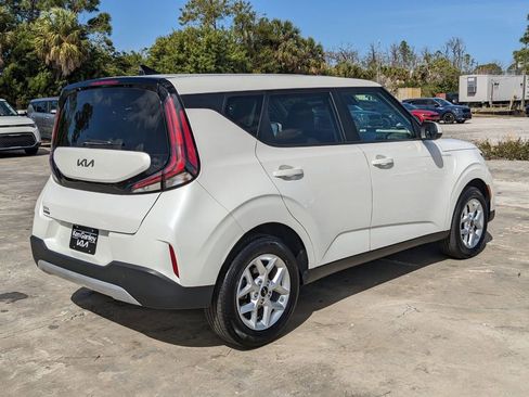 Certified 2025 Kia Soul LX image 9