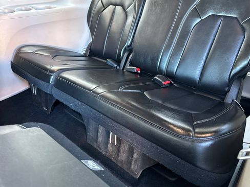 Used 2024 Chrysler Pacifica Limited FWD image 18