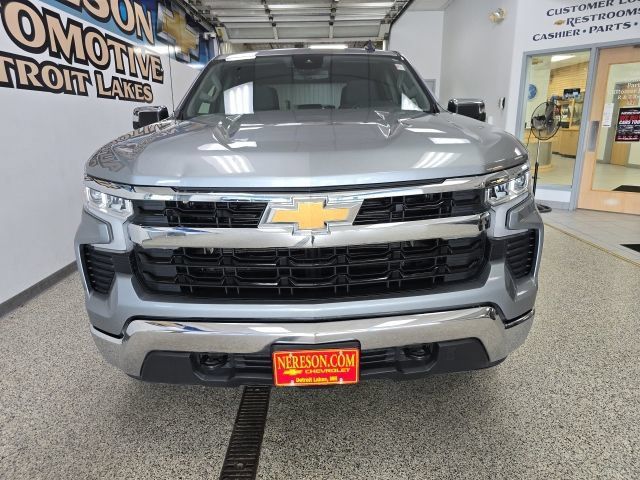 Used 2025 Chevrolet Silverado 1500 LT AWD/4WD image 2