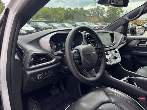 Used 2025 Chrysler Pacifica Limited FWD image 39