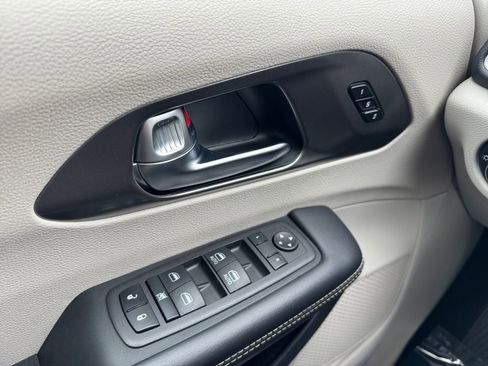 Used 2024 Chrysler Pacifica Touring-L FWD image 11