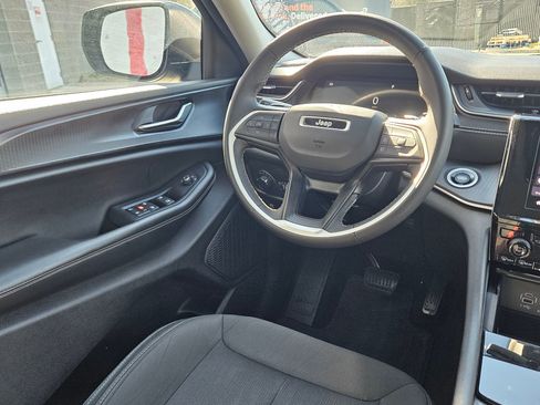 Used 2024 Jeep Grand Cherokee Laredo image 9