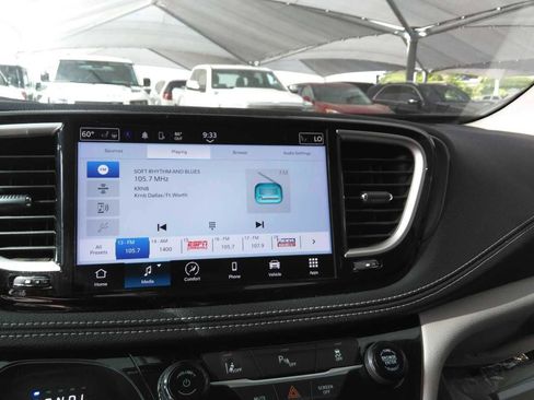 Used 2023 Chrysler Pacifica Touring-L FWD image 5