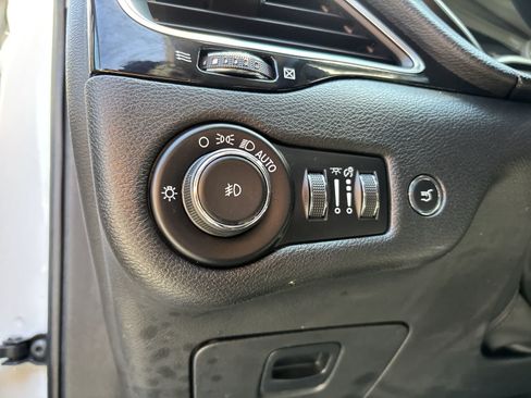 Certified 2019 Jeep Cherokee Latitude Plus AWD/4WD image 9