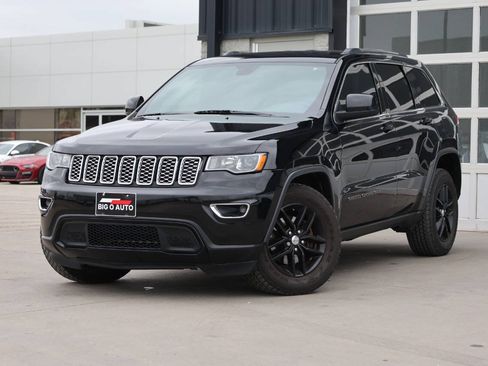 Used 2017 Jeep Grand Cherokee Laredo w/ Quick Order Package 23E AWD/4WD image 3