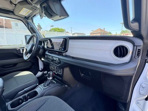 Used 2025 Jeep Wrangler Unlimited Sahara AWD/4WD image 17