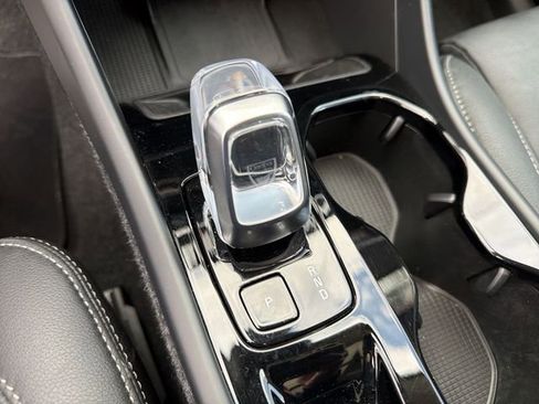 Used 2025 Volvo XC40 B5 Plus AWD/4WD image 21