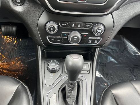 Used 2019 Jeep Cherokee Latitude Plus AWD/4WD image 14