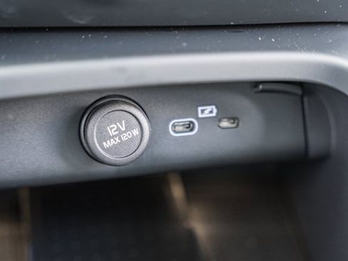 Certified 2025 Volvo XC40 B5 Ultra w/ Climate Package image 25