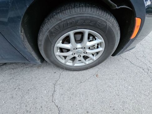 Used 2025 Chrysler Pacifica Select image 10