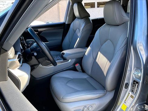 Used 2022 Toyota Highlander Limited image 8