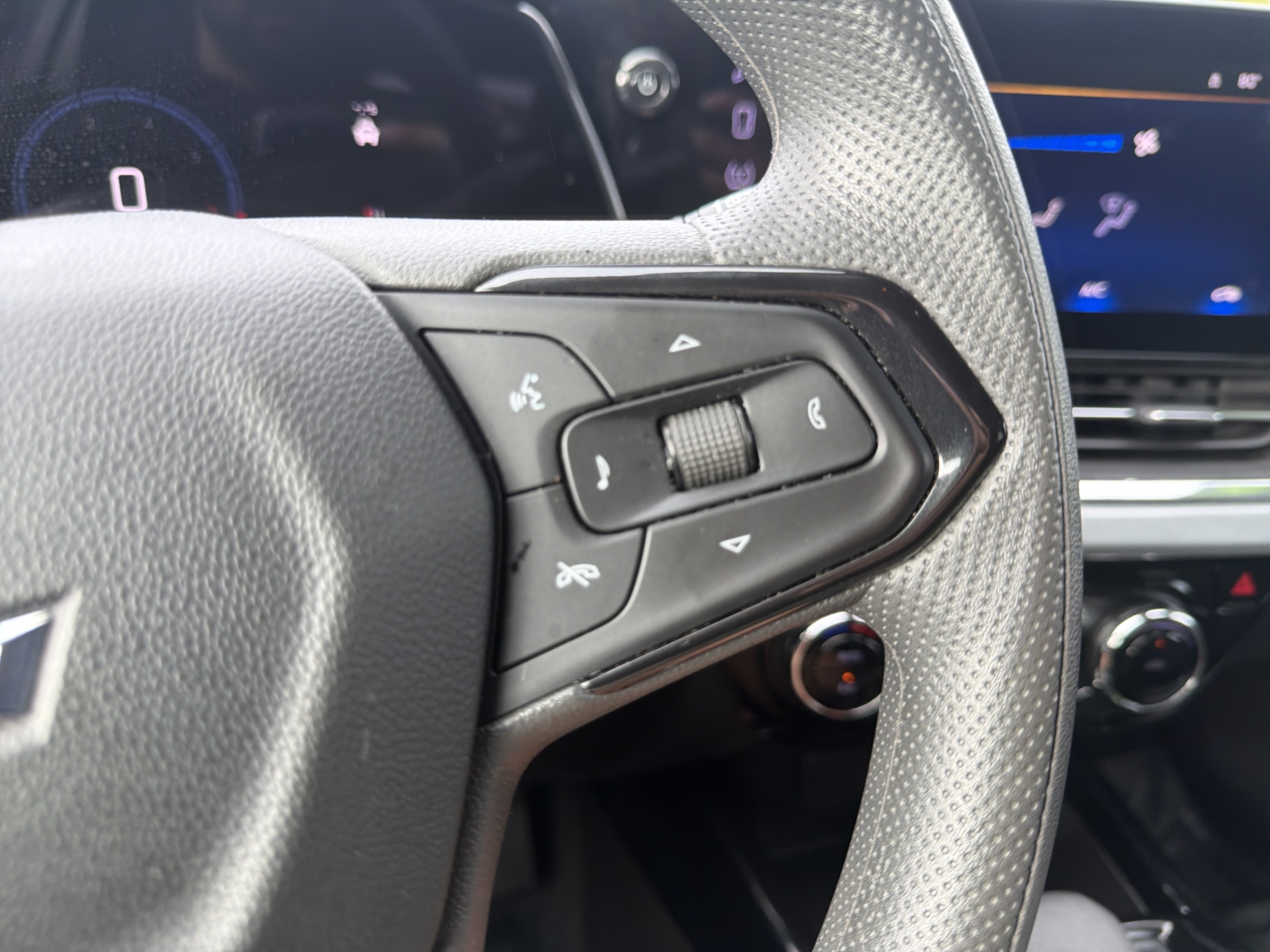 Used 2025 Chevrolet Trax LT FWD image 19
