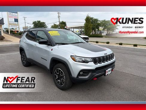 Used 2025 Jeep Compass Trailhawk AWD/4WD image 1