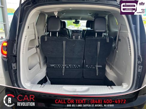 Used 2023 Chrysler Pacifica Touring-L FWD image 9