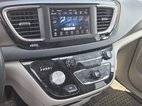Used 2019 Chrysler Pacifica Touring-L FWD image 18