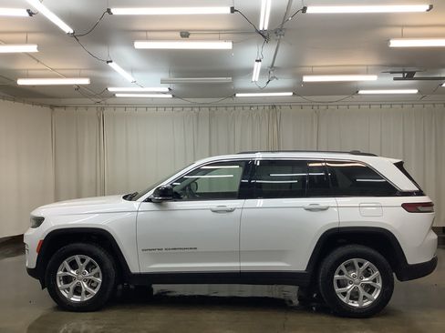 Used 2023 Jeep Grand Cherokee Limited AWD/4WD image 9