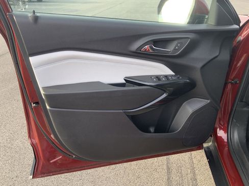 Used 2025 Chevrolet Trax LT w/ LT Convenience Package image 20