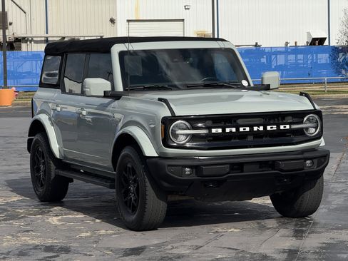 Used 2022 Ford Bronco Outer Banks image 3