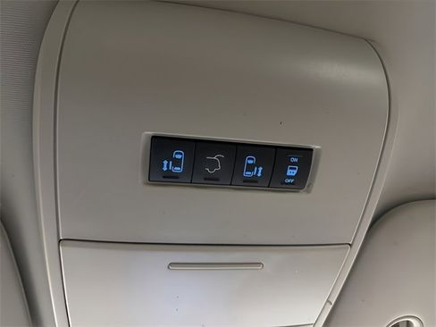 Used 2014 Chrysler Town & Country Touring image 24