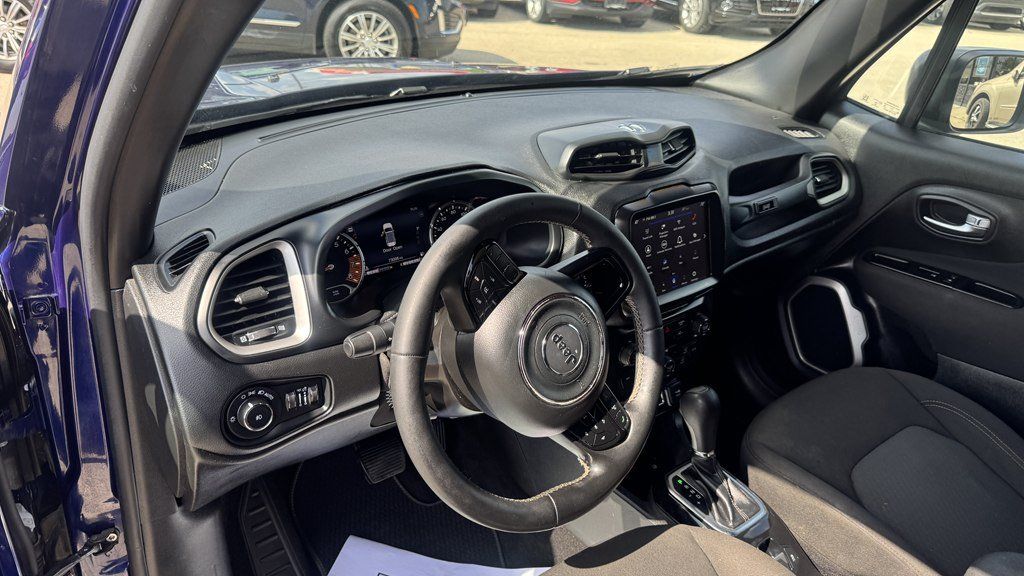Used 2021 Jeep Renegade Latitude FWD image 14