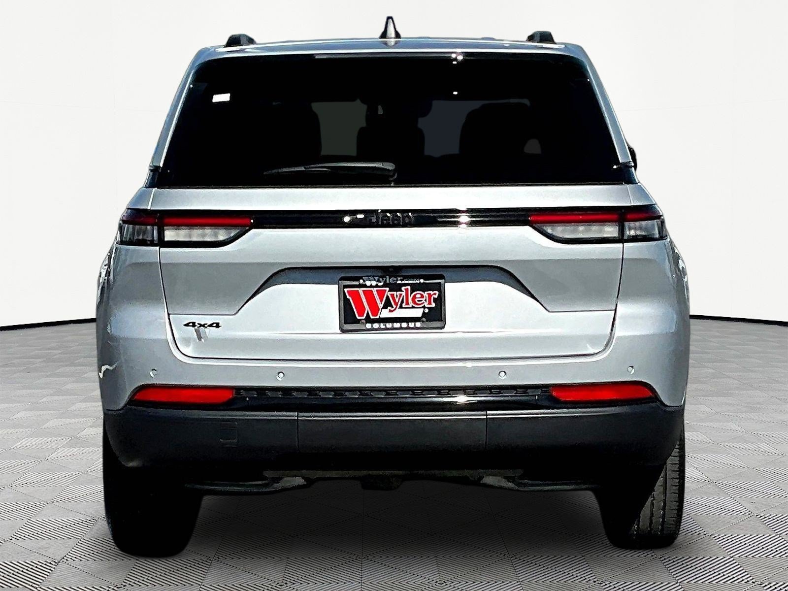 Used 2025 Jeep Grand Cherokee Altitude AWD/4WD image 5