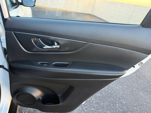 Used 2017 Nissan Rogue S image 18