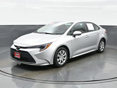 Used 2024 Toyota Corolla LE FWD image 2