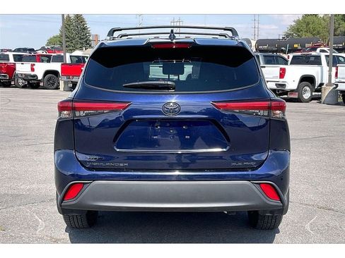 Used 2021 Toyota Highlander XLE AWD/4WD image 4