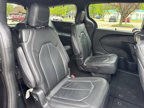 Used 2018 Chrysler Pacifica Touring-L Plus FWD image 34