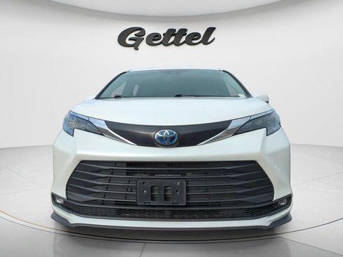 Used 2025 Toyota Sienna XLE FWD image 2