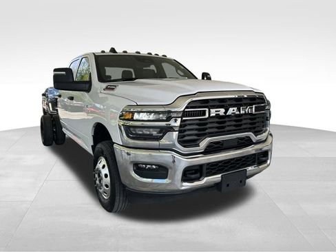 Used 2026 RAM 3500 Tradesman w/ Chrome Appearance Group RWD image 2