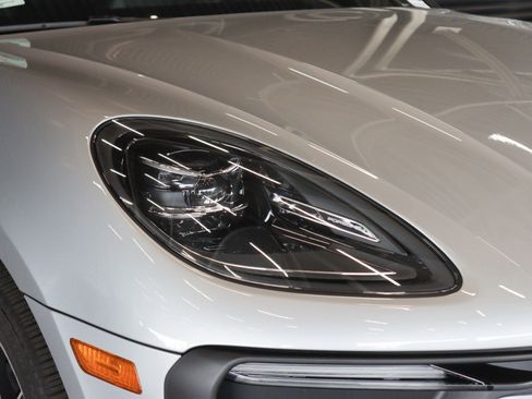 Certified 2026 Porsche Macan AWD/4WD image 24