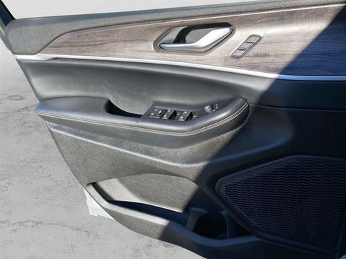 Used 2024 Jeep Grand Cherokee Limited image 23