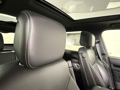 Certified 2025 Land Rover Discovery S image 32