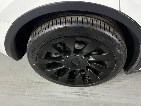 Used 2024 Tesla Model Y Long Range AWD/4WD image 12