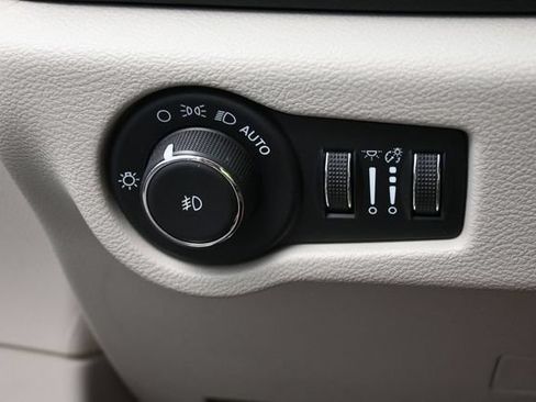 Used 2024 Chrysler Pacifica Touring-L FWD image 33