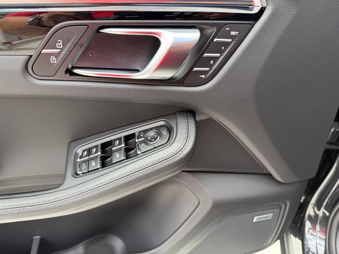 Certified 2026 Porsche Macan AWD/4WD image 24