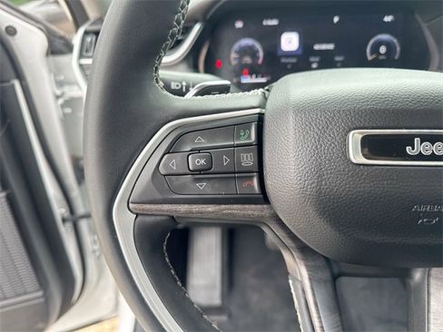 Used 2023 Jeep Grand Cherokee Limited w/ Black Appearance Package image 32