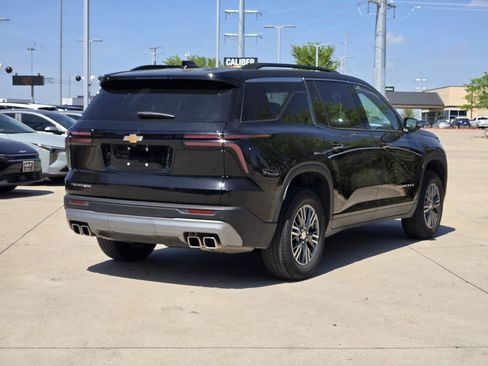 Used 2025 Chevrolet Traverse LT FWD image 4