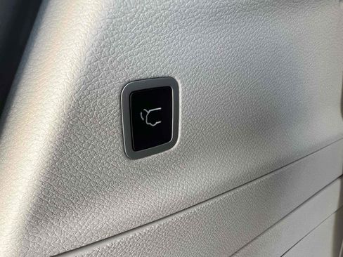 Used 2023 Chrysler Pacifica Touring-L image 11