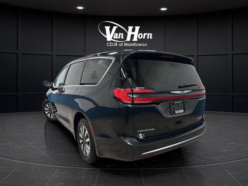 Used 2023 Chrysler Pacifica Touring-L FWD image 5