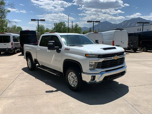 Used 2024 Chevrolet Silverado 2500 LT AWD/4WD image 5