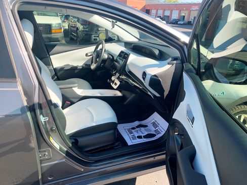 Used 2018 Toyota Prius Three Touring image 15