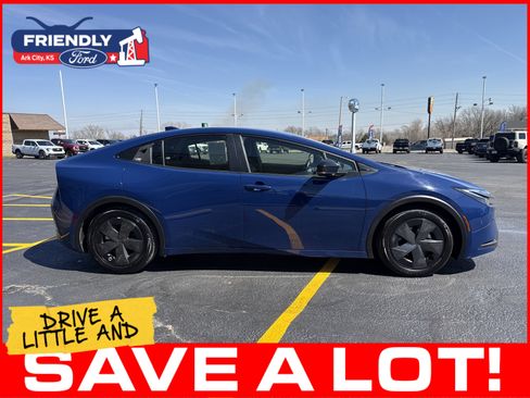 Used 2024 Toyota Prius LE FWD image 4
