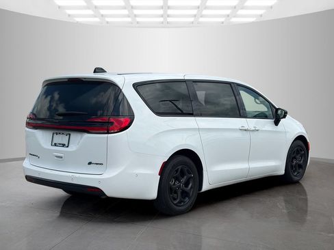 Used 2024 Chrysler Pacifica Limited FWD image 3