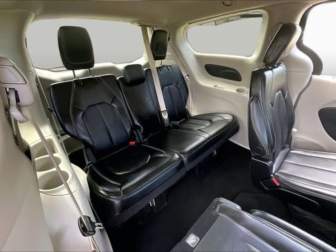Certified 2024 Chrysler Pacifica Touring-L FWD image 35