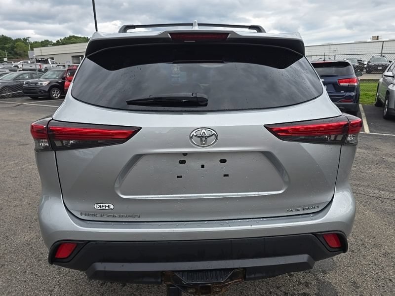 Used 2021 Toyota Highlander XLE AWD/4WD image 11