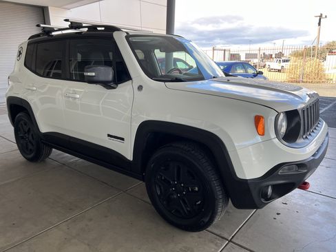 Used 2017 Jeep Renegade Trailhawk image 3