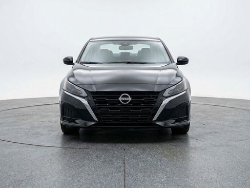 Used 2025 Nissan Altima 2.5 SV image 2