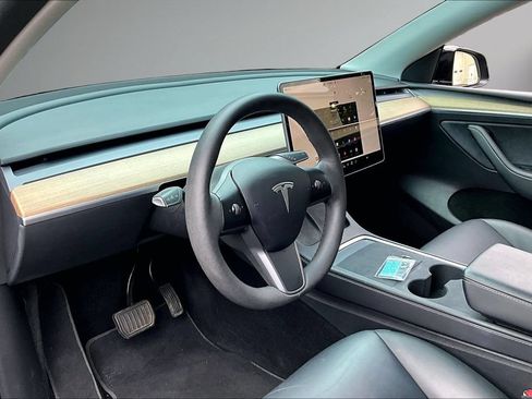 Used 2022 Tesla Model Y Long Range AWD/4WD image 16